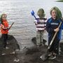 Þórður, Birgir og Kjartan að moka í fjörunni okkar