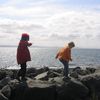 Brynja og Jói dansa um á steinunum