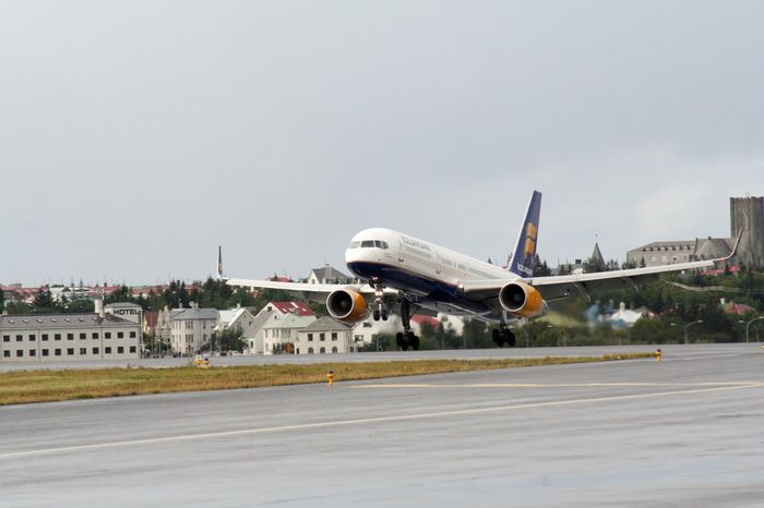 757 landing in Reykjavik airport