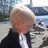 Atli skoðar fuglana