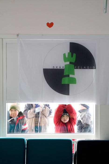 Krakkarnir liggja  glugganum  mean stillt er upp fyrir fjltefli Rberts