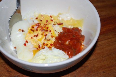 Eggjahvtu og ostagums me salsassu og rauum piparflgum
