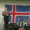 Íris Hólm syngur með sínu nefi
