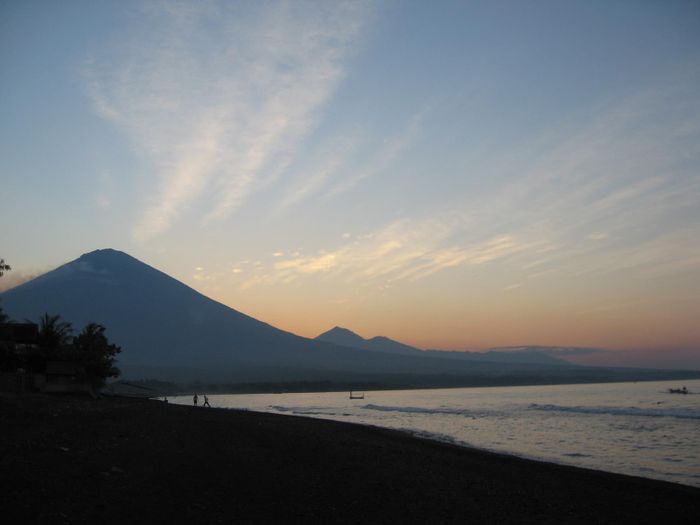 Strondin rett hja hotelinu i Amed a Bali