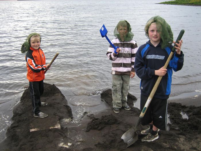 rur, Birgir og Kjartan a moka  fjrunni okkar