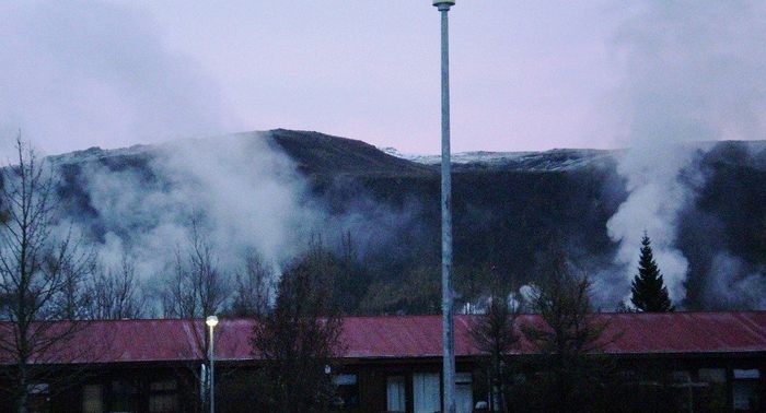 Gufurnar umlykja hlina. The steams rise from the hot springs