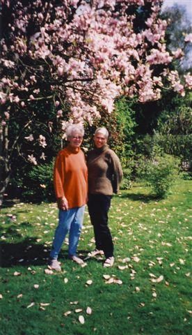 5. Mai 2002 Aase Lynge (dttir Jens) og Jla (Malla)  gari Aase  Frederikssund.
