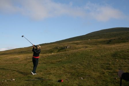 Holan er stri steinninn upp  hlinni