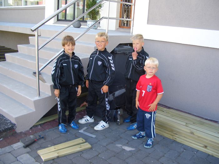 Birgir ,Logi,Kristján og Sæþór fyrir utan hjá ömmu og afa