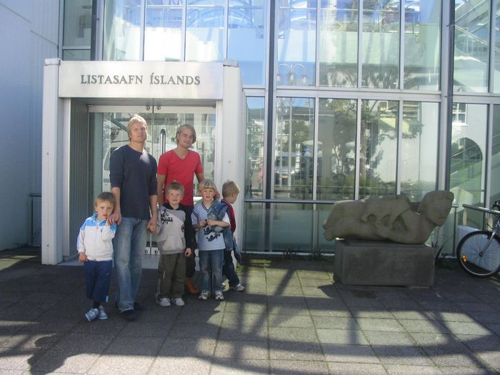 Fyrir utan Listasafn slands