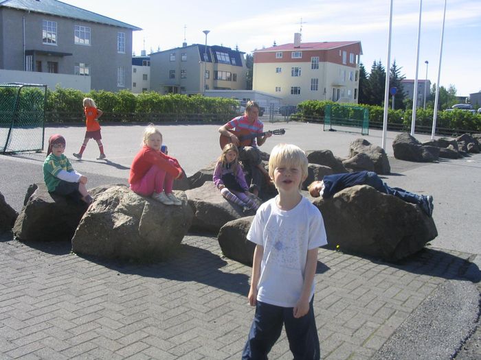 Ptur mttur me gtarinn og Atli kominn  sng ham