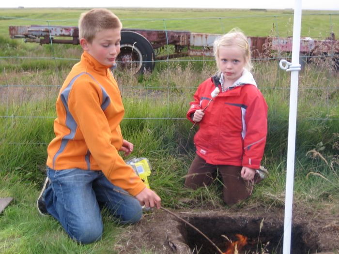 Kristfer og Embla a grilla marsmellows