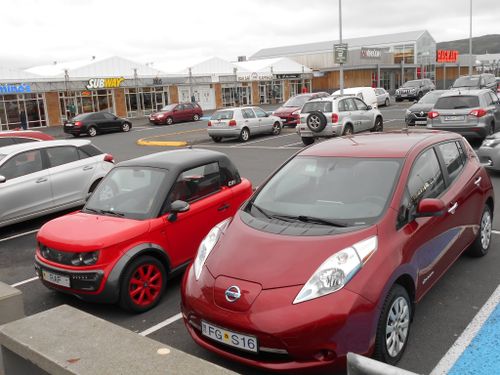 Tazzari og Nissan Leaf