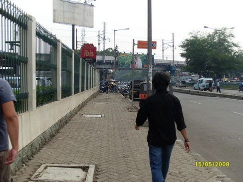 9.  gngu  einum af ftkari hverfum  Jakarta