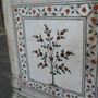 Utskorid blom ur morgum steintegundum