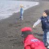 ÞAð fengu margir steinar að fjúka í sjóinn þennan dag.