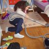 Paula að ryksuga, hún hafði aldrei gert það áður en hún kom hingað