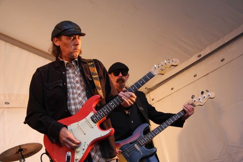 Alan Haynes bluesgtaristi fyrir framan Hubert