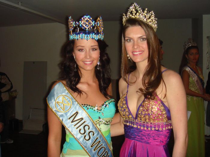 g og Miss Brazil 2005 baksvis..