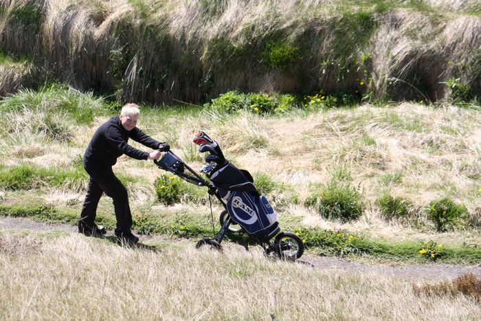 Jnas kemur upp brekkuna  lei  3. teig