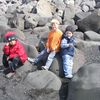 Það er gott að setjast á stein til að hvíla lúin bein!