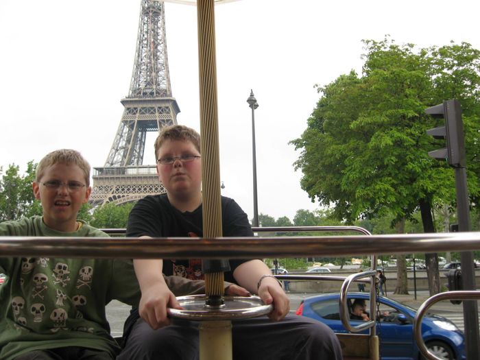  hringekju hj Eiffel turni