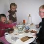 Svo fengu þau öll að baka sína eigin köku