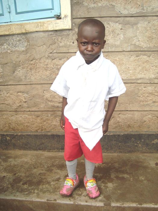 Ekki lengur  Little Bees - LEON OCHIENG   FOUR YRS OLD