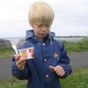 Atli skar sig örlítið á jógúrtdósinni