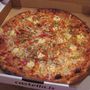 Eldbökuð pizza með rjómaosti, kjúlla, jalapeno, lauk, papriku og oregano