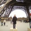 Tinna við fótskör Eiffelturnsins