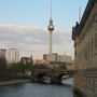 Fernsehturm á fallegu kveldi