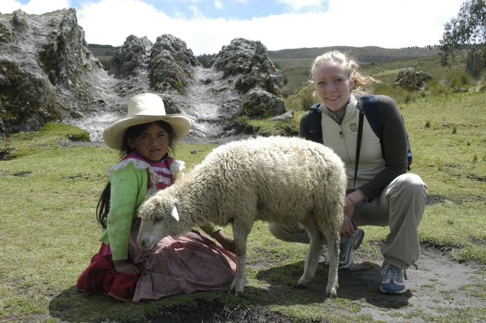 Berglind og ltil stelpa fr Cajamarca vid Cumbe Mayo