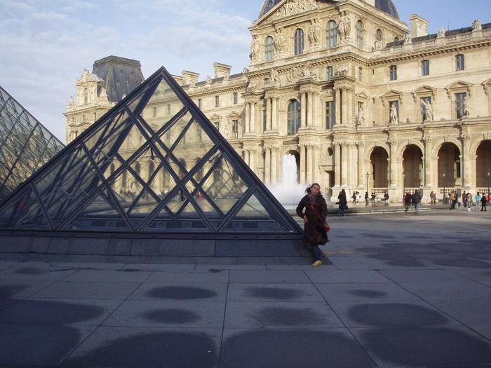 Paula fyrir utan Louvre