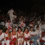 Mira! Todas las ropas son blancas o rojas!!