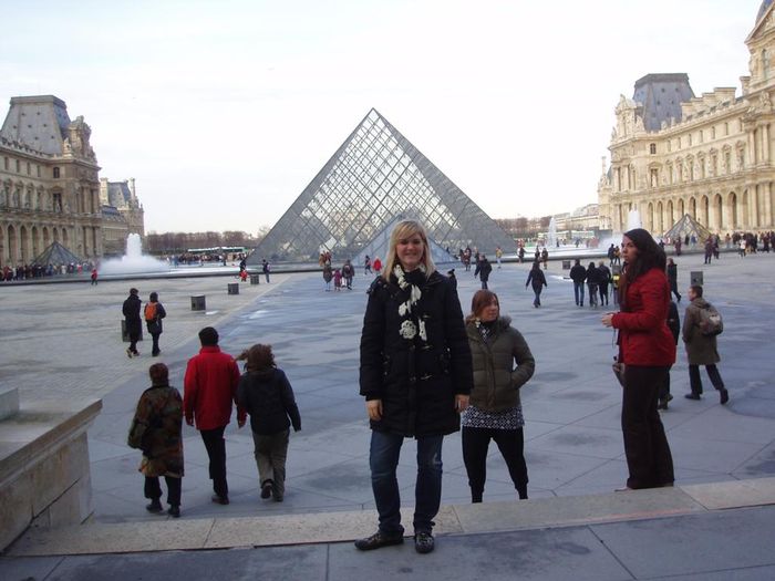 g fyrir utan Louvre