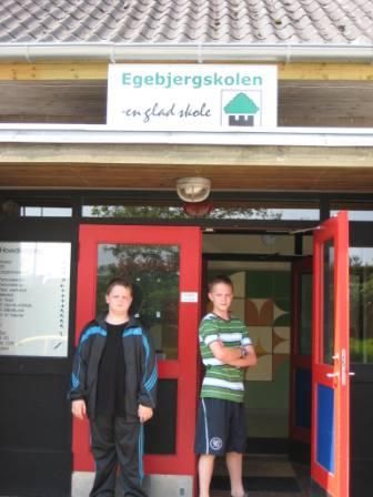 Hafsteinn og Jn Ingi fyrir utan sklann... Egebjergskolen - en glad skole er kjrori eirra