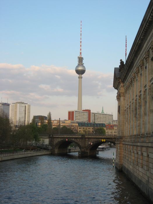 Fernsehturm  fallegu kveldi