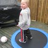 Emil á trampolininu