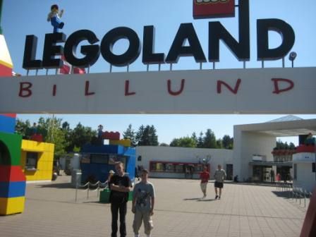 Jn Ingi og Halldr fyrir utan Legoland  dagslok