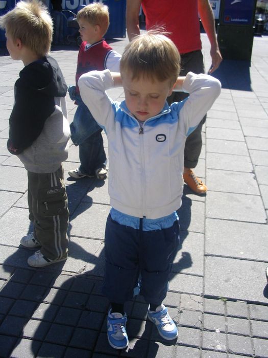 Danel Hugi kva a fara  sm slba  mean hann hlustai