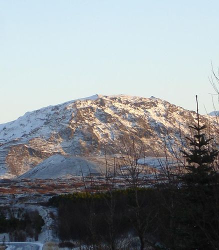 Liggur leiin upp  hi helga fjall