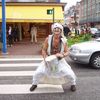 Klikkaður karl að dansa og syngja, einn af brössunum