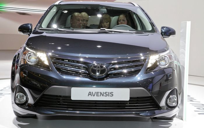Toyota-Avensis-front-profile