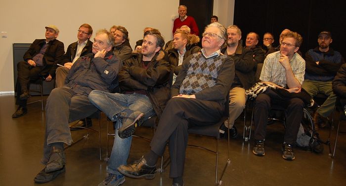 Spectators listening to Johann Hjartarson