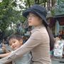Kona i Hanoi med barn