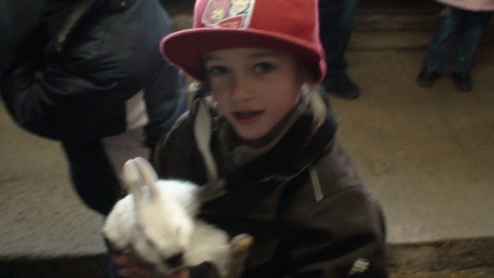 Sara dans la ferme avec un lapin