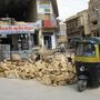 Menn ad gera vid veginn i Jaisalmer