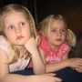 Anna Linda og Birna Lára að horfa á teiknó