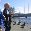 Atli og Viljar kasta andabrauði